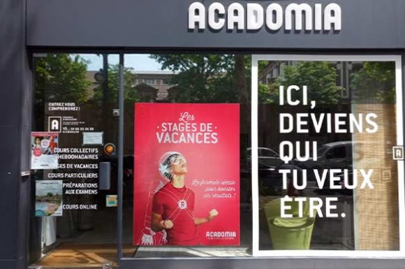 Entreprise pour la pose de film décoratif sur les vitres d’un commerce à Paris - PRAZDO
