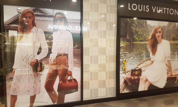 Film pour vitrine de magasin de prêt-à-porter à Paris - PRAZDO